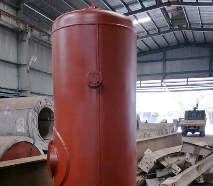 Vertical fuel storage tank
